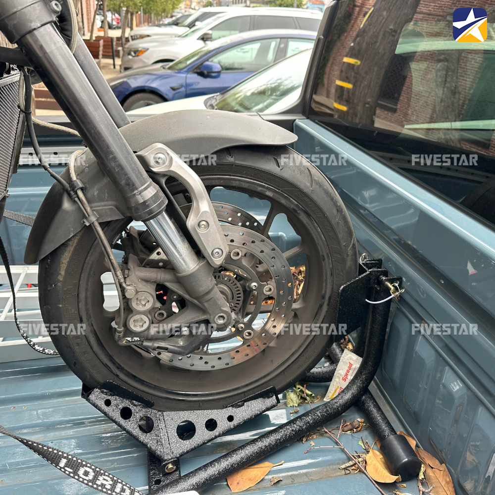 Wheel Chock là đồ nghề không thể thiếu giúp giữ và cố định bánh trước chắc chắn Wheel Chock là đồ nghề không thể thiếu giúp giữ và cố định bánh trước chắc chắn