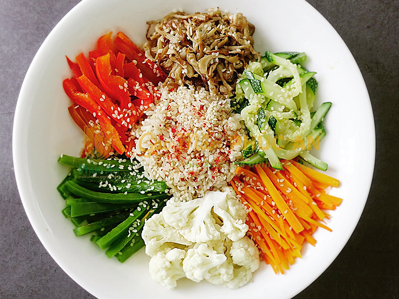 Gạo mầm và rau xanh là hai nguyên liệu giàu chất dinh dưỡng và có thể tạo nên một bữa ăn thật ngon miệng và bổ dưỡng Gạo mầm và rau xanh là hai nguyên liệu giàu chất dinh dưỡng và có thể tạo nên một bữa ăn thật ngon miệng và bổ dưỡng