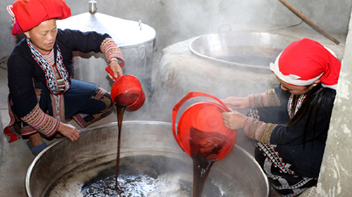 Người Dao đỏ nổi tiếng với bài thuốc tắm cho phụ nữ sau sinh