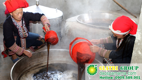 Phụ nữ Dao điều chế thuốc tắm cho phụ nữ sau sinh Phụ nữ Dao điều chế thuốc tắm cho phụ nữ sau sinh