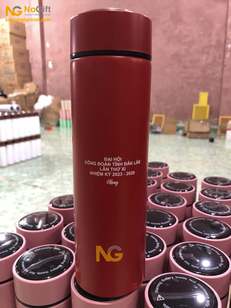 Bình nước khắc tên theo yêu cầu Bình nước khắc tên theo yêu cầu