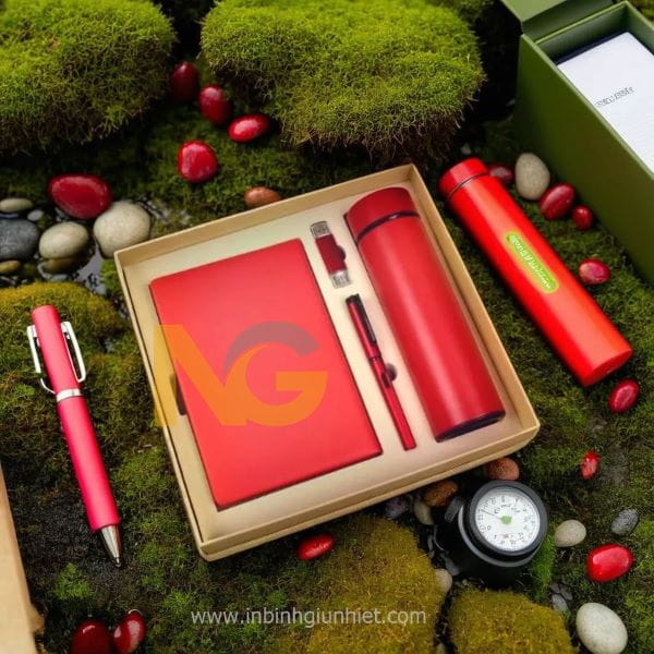 Bình giữ nhiệt quà tặng in logo doanh nghiệp sổ tay bút bi màu đỏ Bình giữ nhiệt quà tặng in logo doanh nghiệp sổ tay bút bi màu đỏ