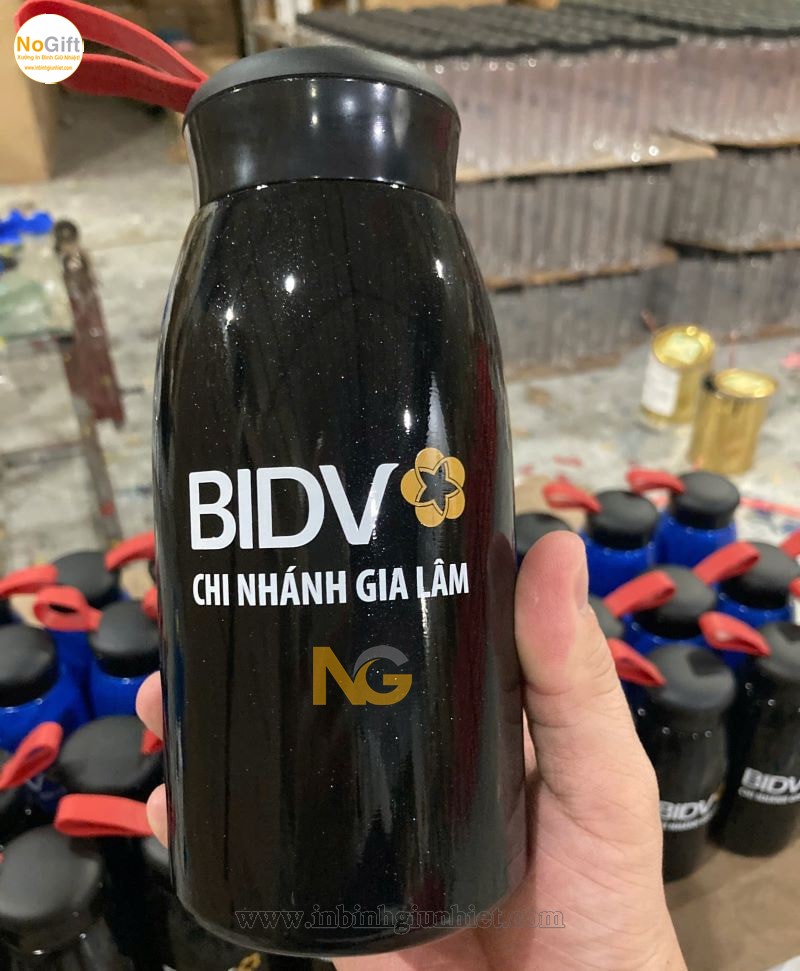 Giá bình giữ nhiệt khắc tên theo yêu cầu 500ml Giá bình giữ nhiệt khắc tên theo yêu cầu 500ml