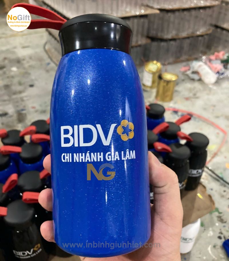 Khắc hình lên bình giữ nhiệt 500ml màu xanh Khắc hình lên bình giữ nhiệt 500ml màu xanh