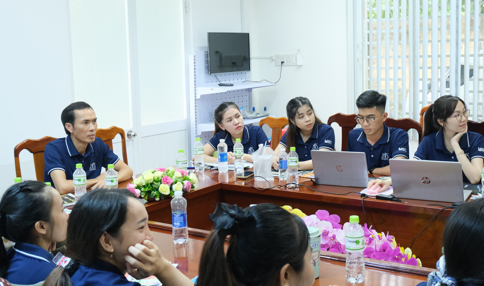 Ảnh: Tập thể Mỹ Bình cùng nhau chia sẻ kết quả đạt được trong Tổng kết quý 3