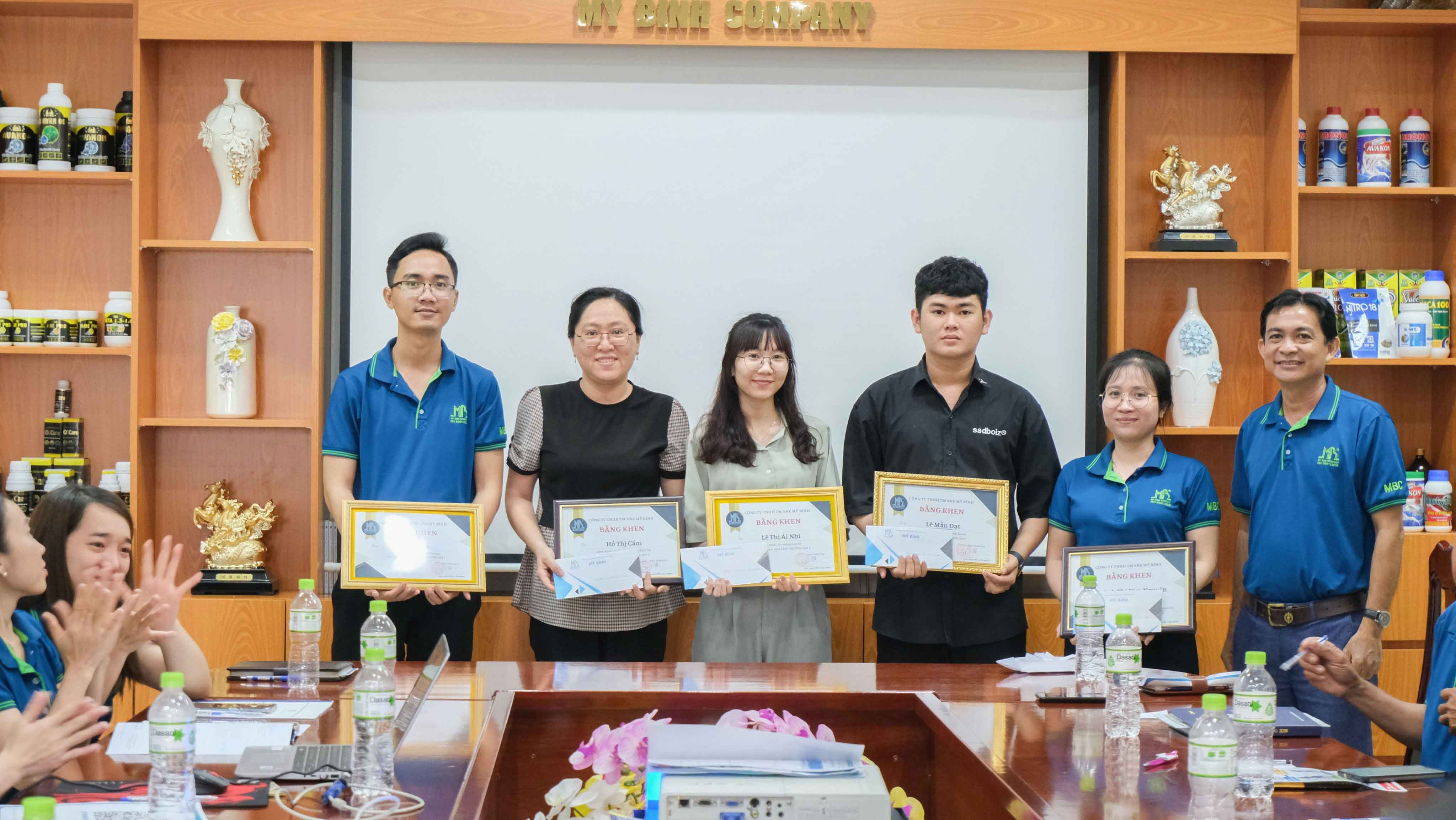 khen thưởng quý I/2023 cho nhân viên hoàn thành xuất sắc nhiệm vụ