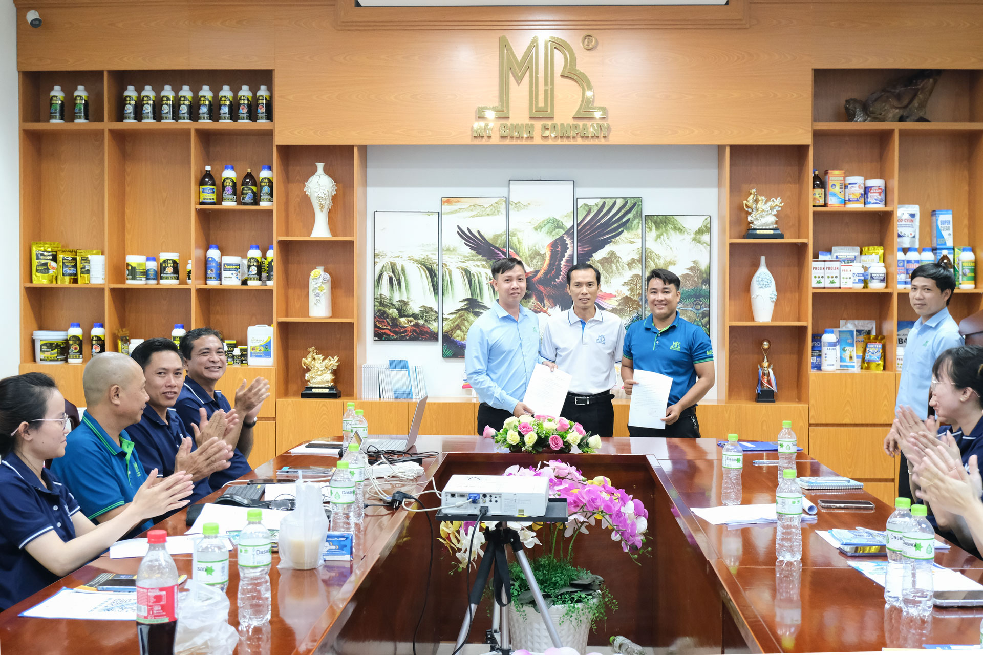 Ông Tăng Văn Minh Nhựt (Bên trái) và Ông Phan Trường Đệ (Bên phải) nhận quyết định bổ nhiệm