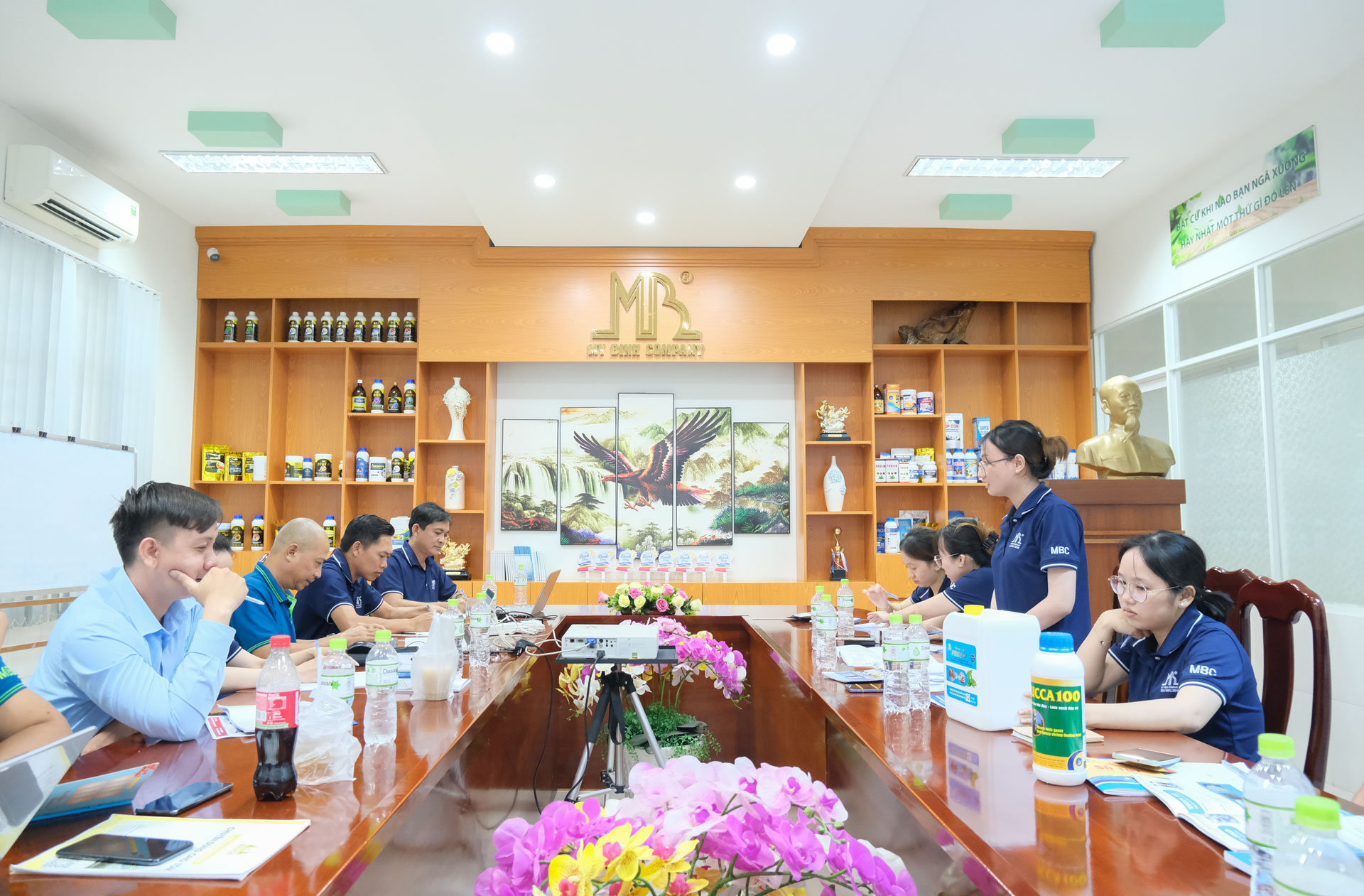 các nhân viên Mỹ Bình thuyết trình và tư vấn sản phẩm