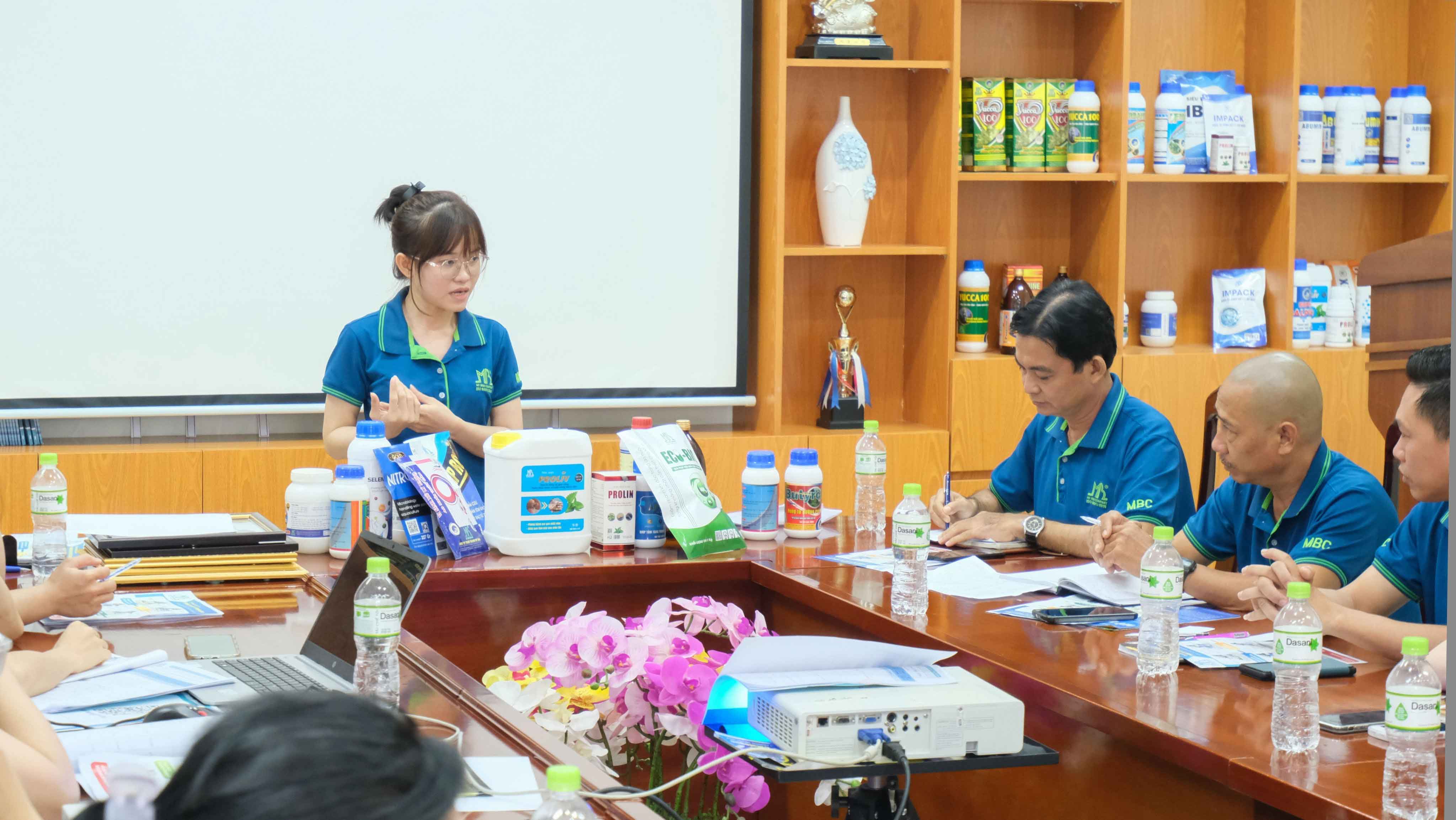 nhân viên Lab tham gia tư vấn sản phẩm