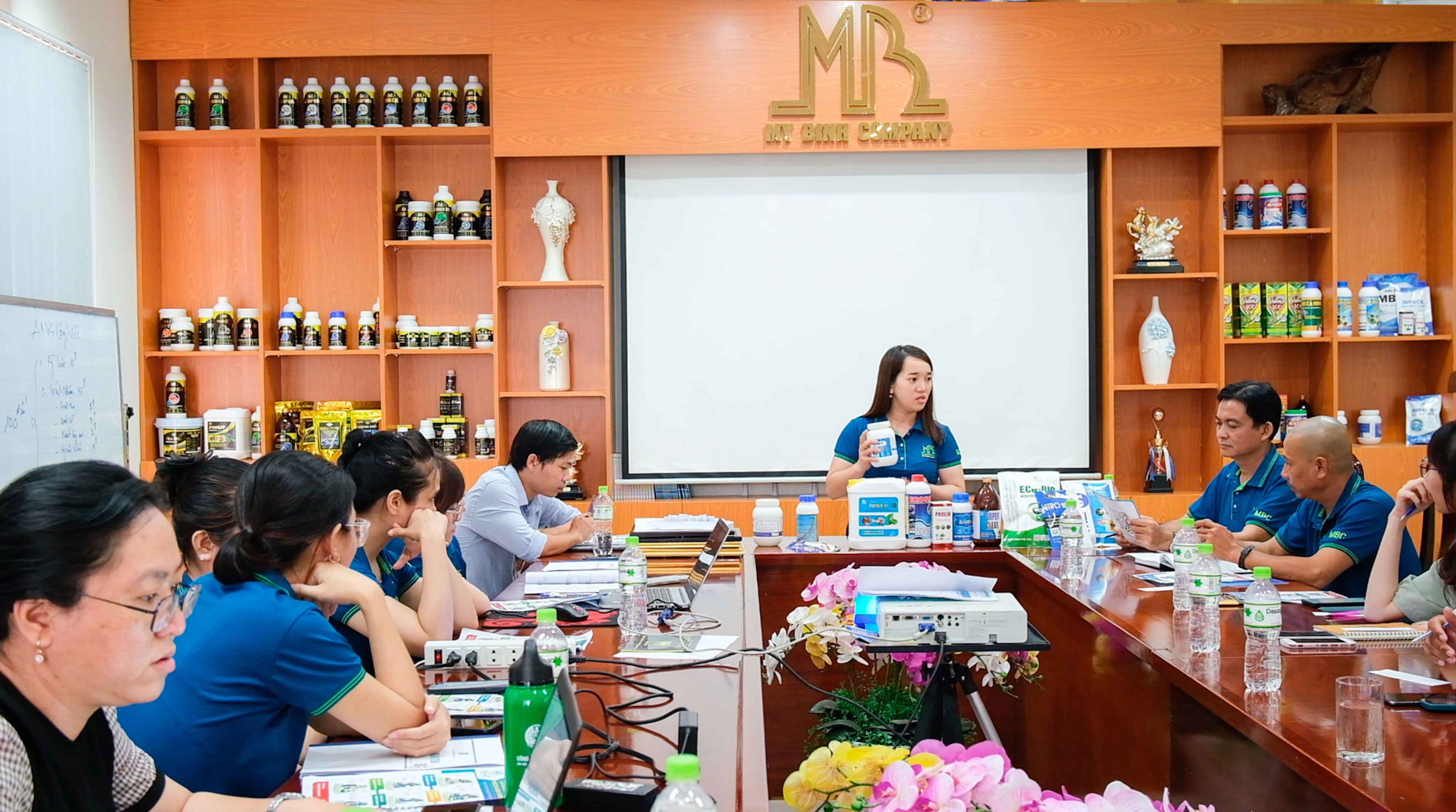 Nhân viên Lab thi tư vấn sản phẩm