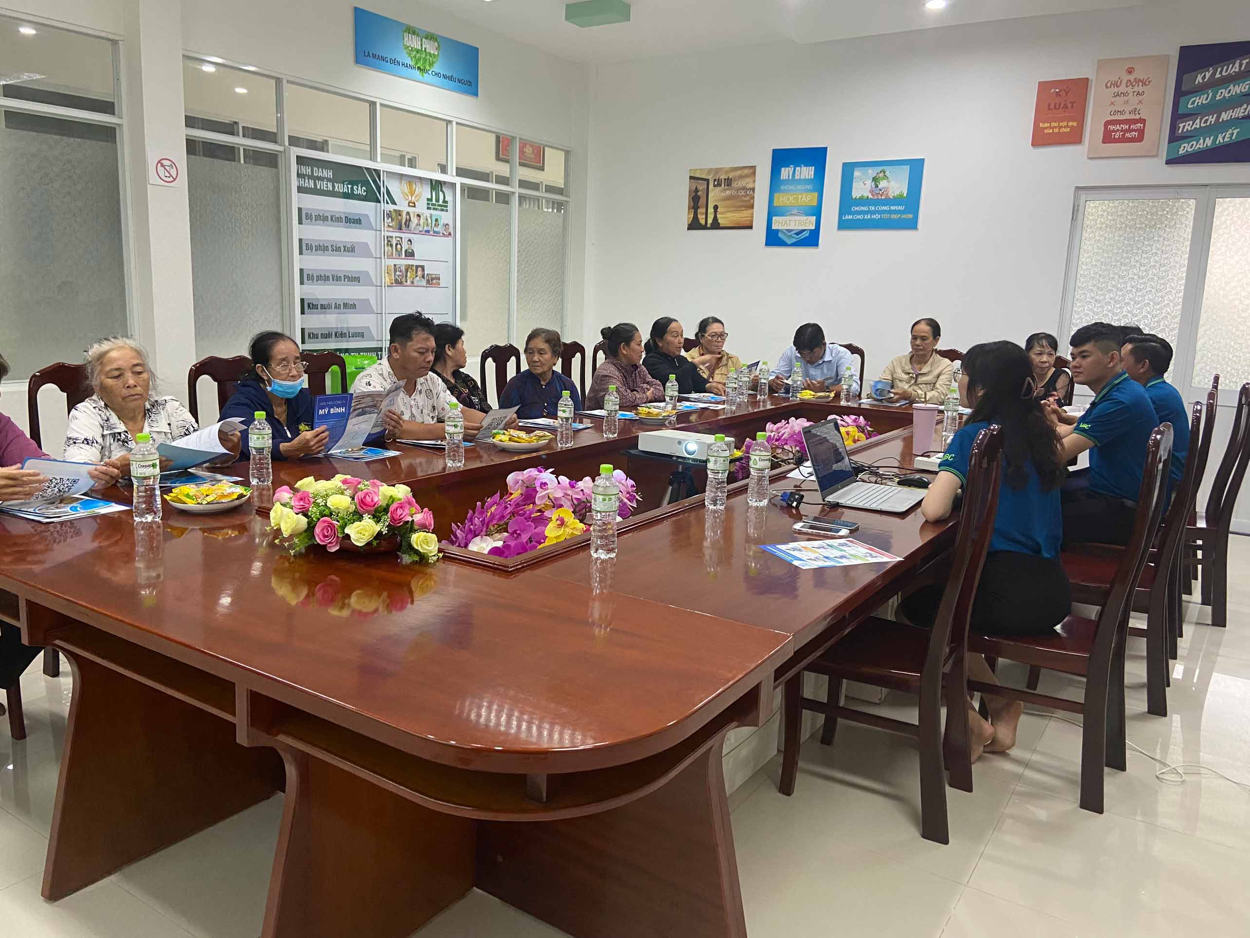Khách hàng Bến Tre tham quan công ty Mỹ Bình