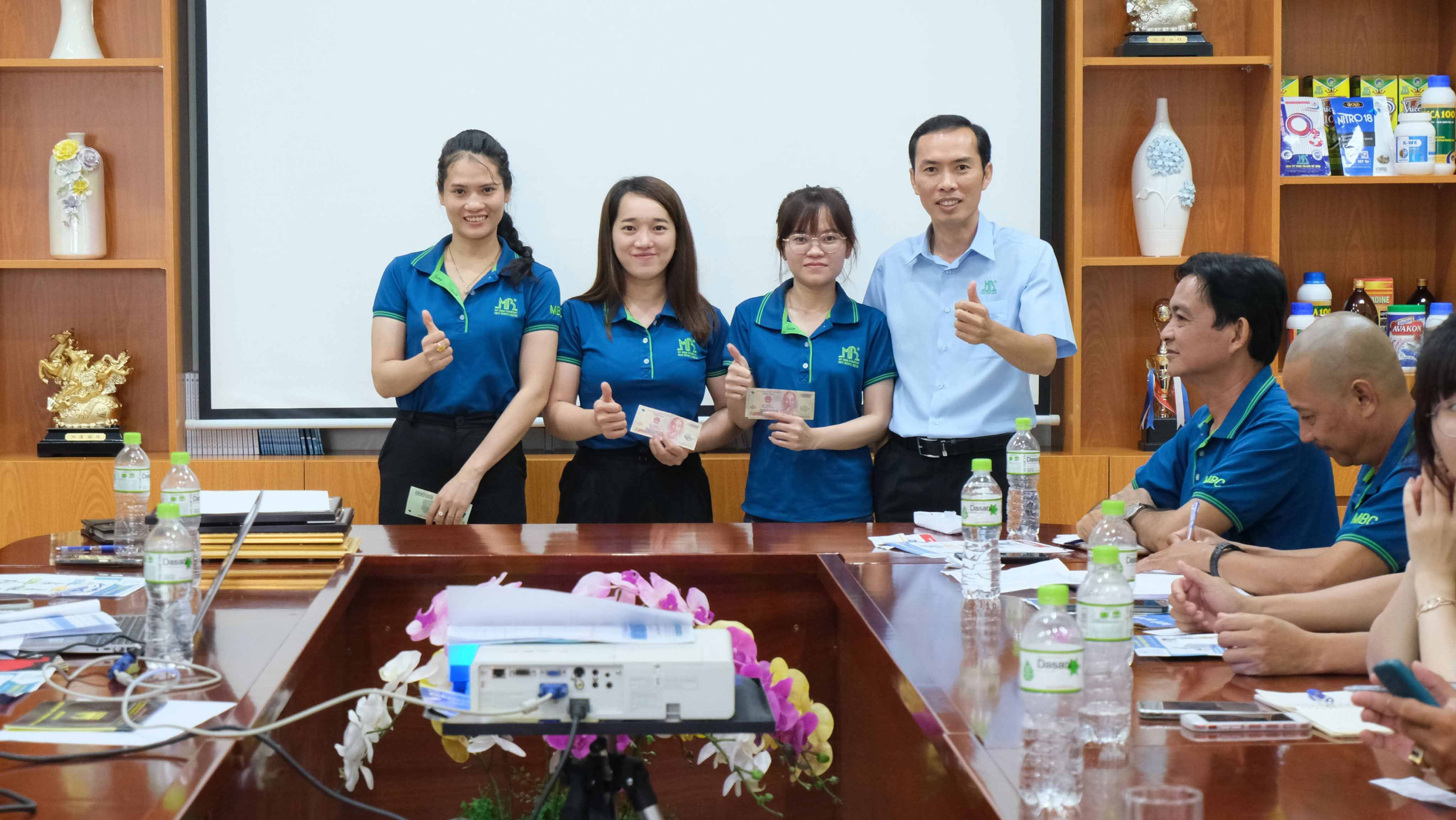 TGĐ khen thưởng quý I/2023 cho nhân viên Lab tư vấn sản phẩm xuất sắc