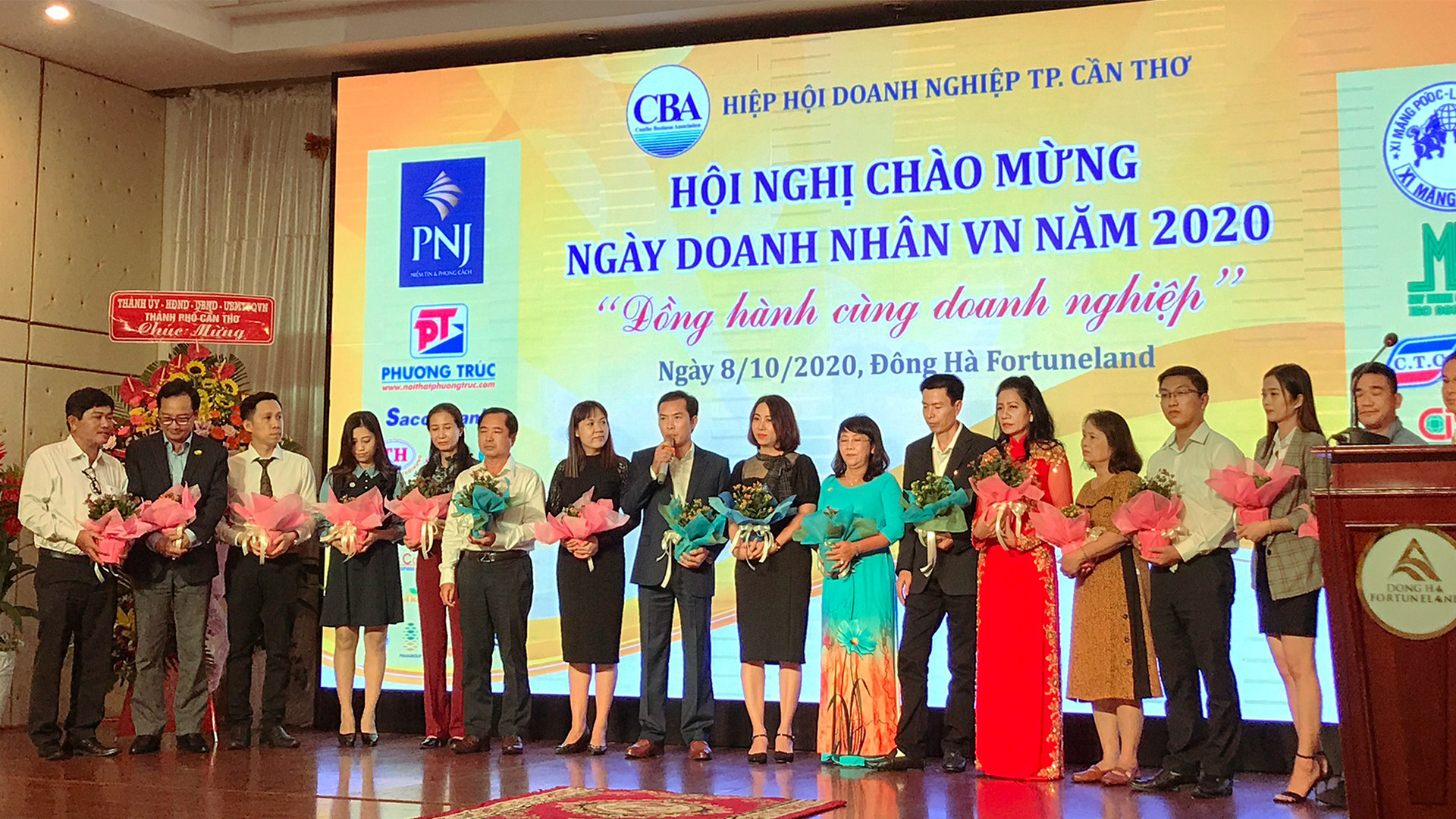 Mỹ Bình chào mừng ngày doanh nhân Việt Nam