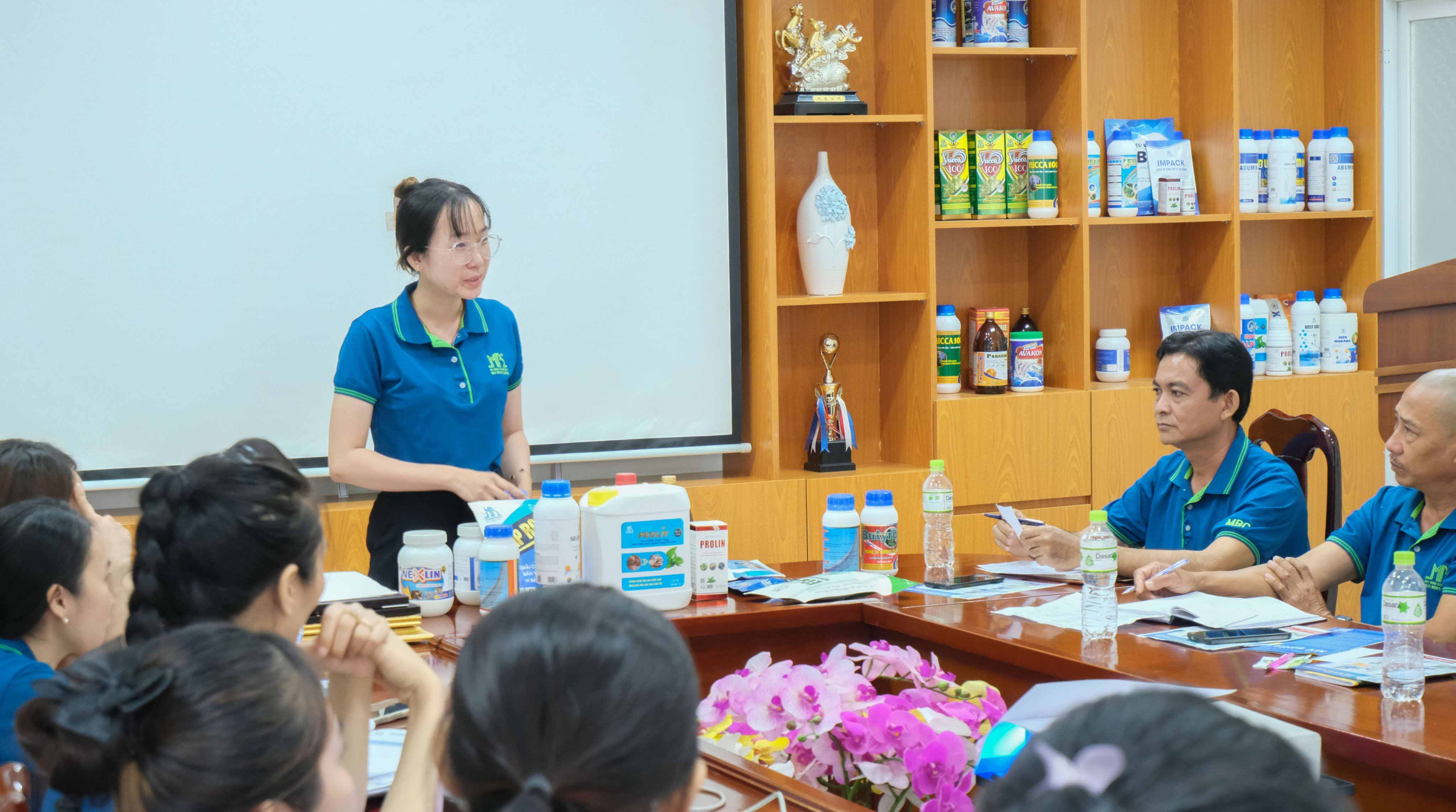 nhân viên lab thi tư vấn sản phẩm