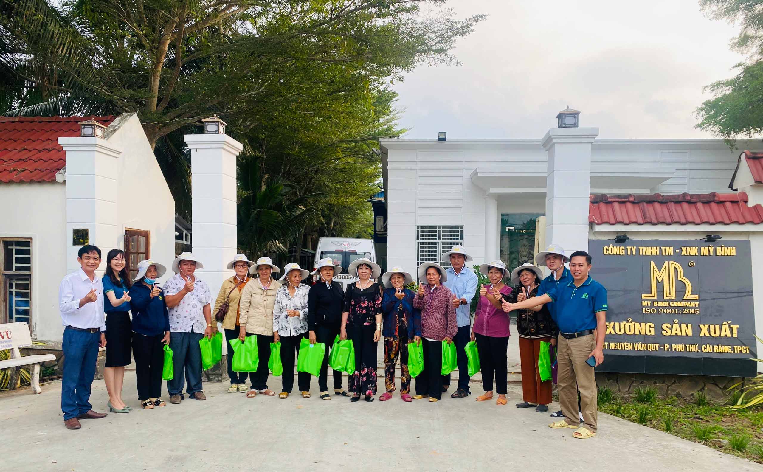 Khách hàng Bến Tre tham quan công ty Mỹ Bình