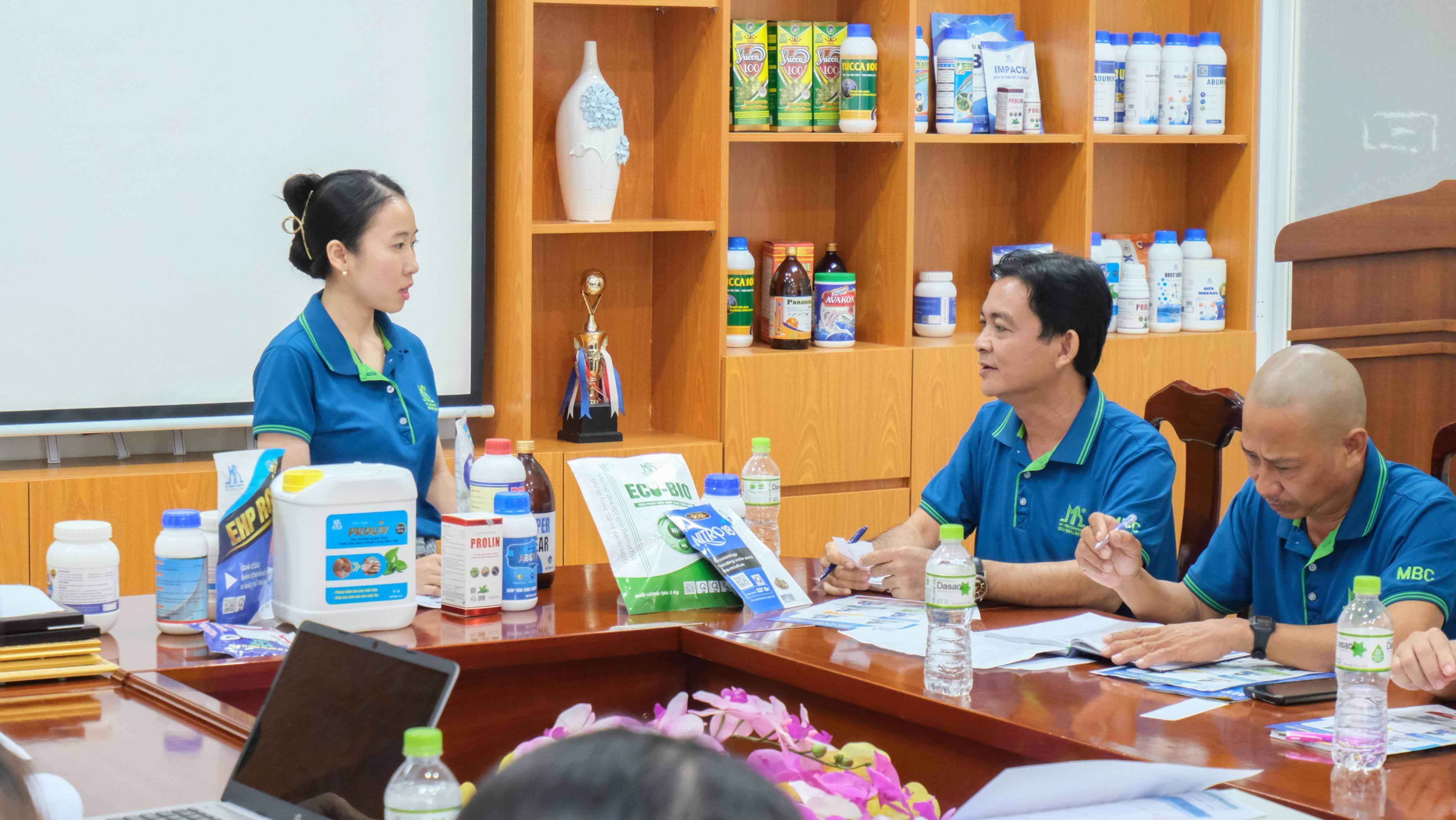 nhân viên lab thi tư vấn sản phẩm