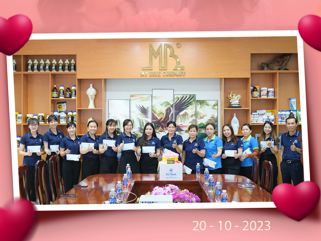 Tổng Giám đốc tặng quà cho các cán bộ công nhân viên nữ