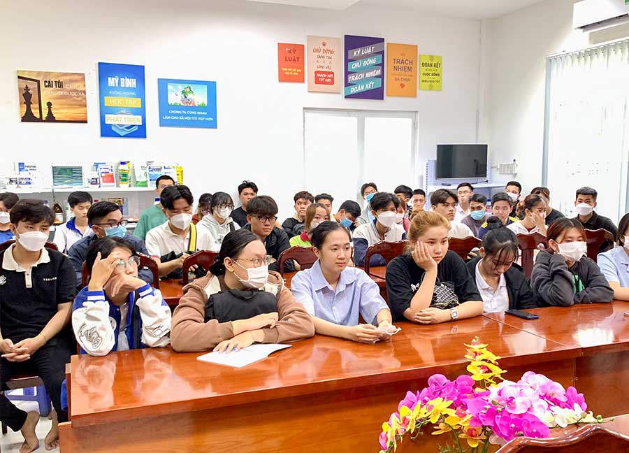 thực tập sinh ngành thủy sản tìm hiểu về nội dung chương trình