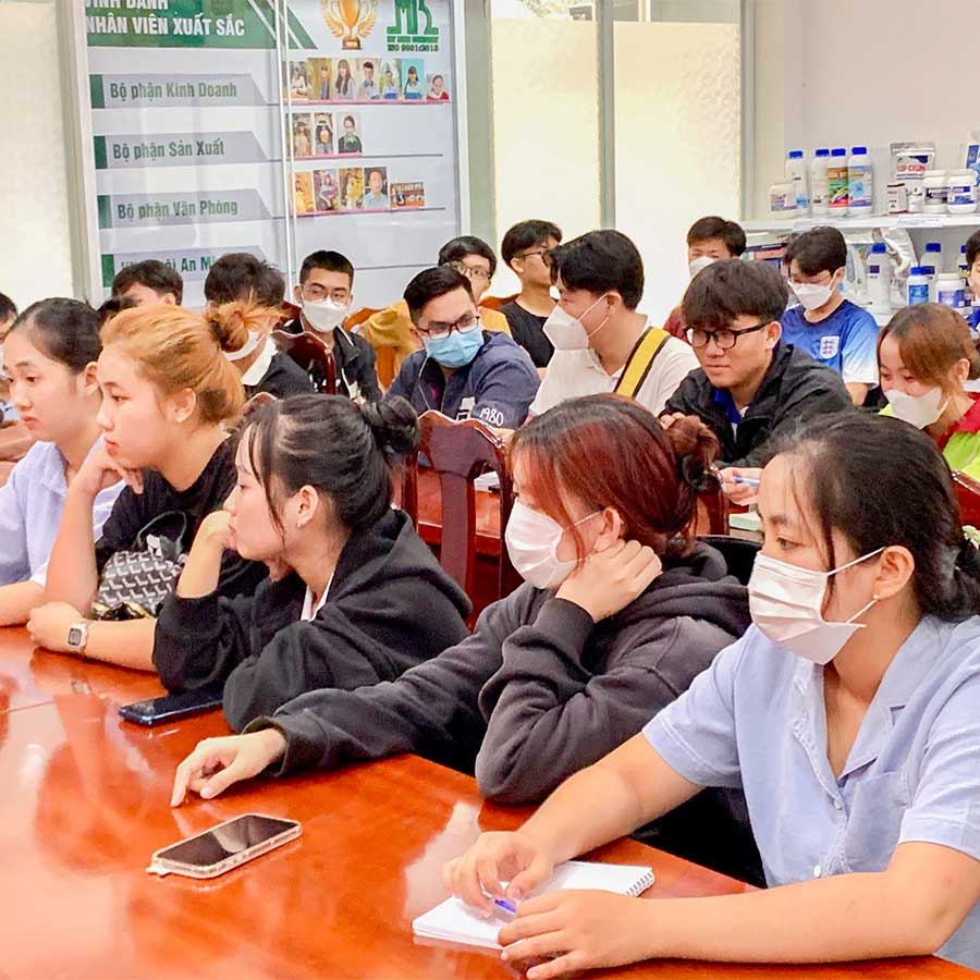 thực tập sinh ngành thủy sản lắng nghe phổ biến kiến thức an toàn lao động trong khi thực tập