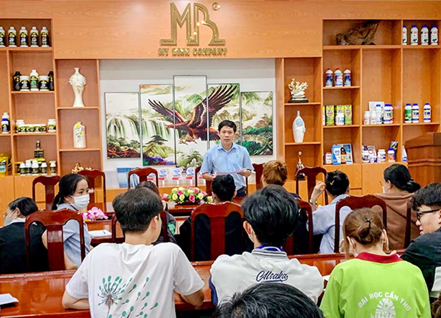 Trưởng phòng HCNS phổ biến nội dung của chương trình nhận thực tập sinh ngành thủy sản