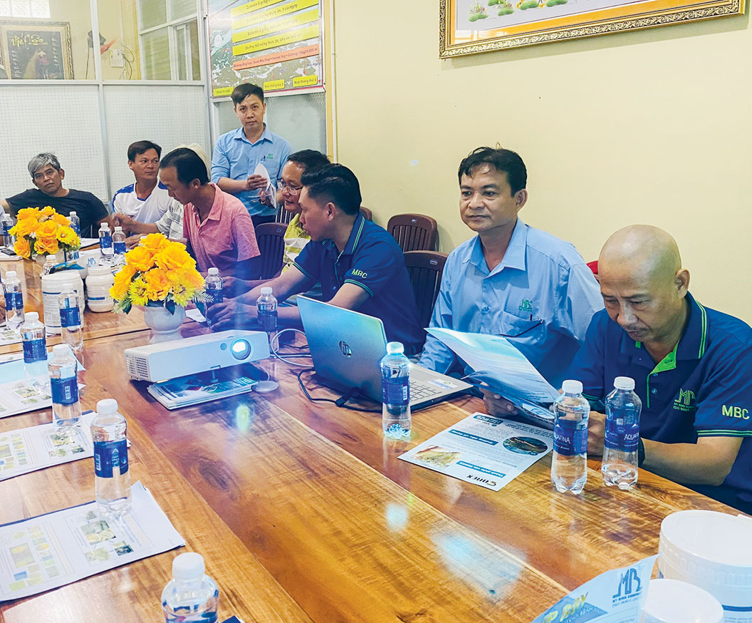 khách hàng Trà Vinh tham khảo sản phẩm SOREX mới