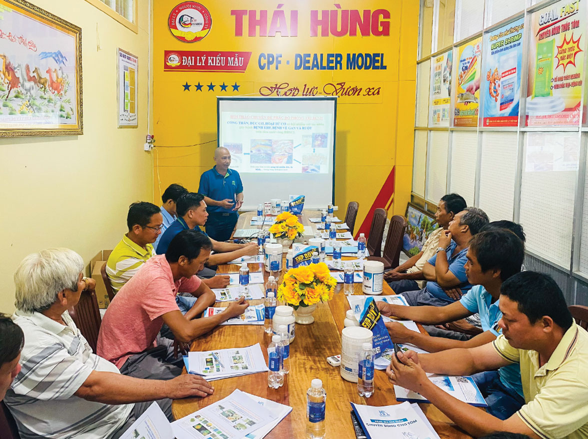 Ông Nguyễn Công Thành trình bày phác đồ phòng trị bệnh cong thân đục cơ, hoại tử cơ, có bội nhiễm với tác nhân gây bệnh khác