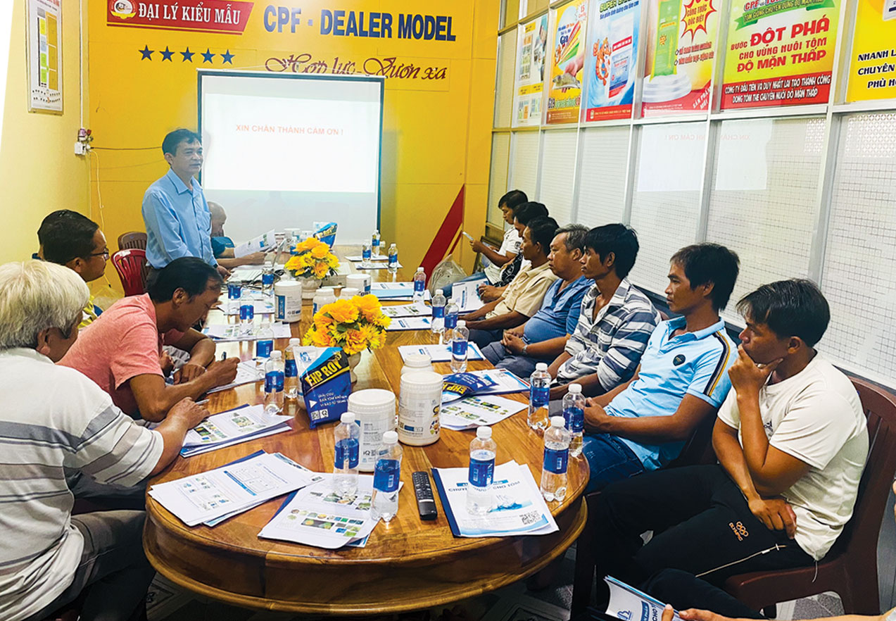 Ông Nguyễn Văn Danh trả lời câu hỏi từ khách hàng Trà Vinh