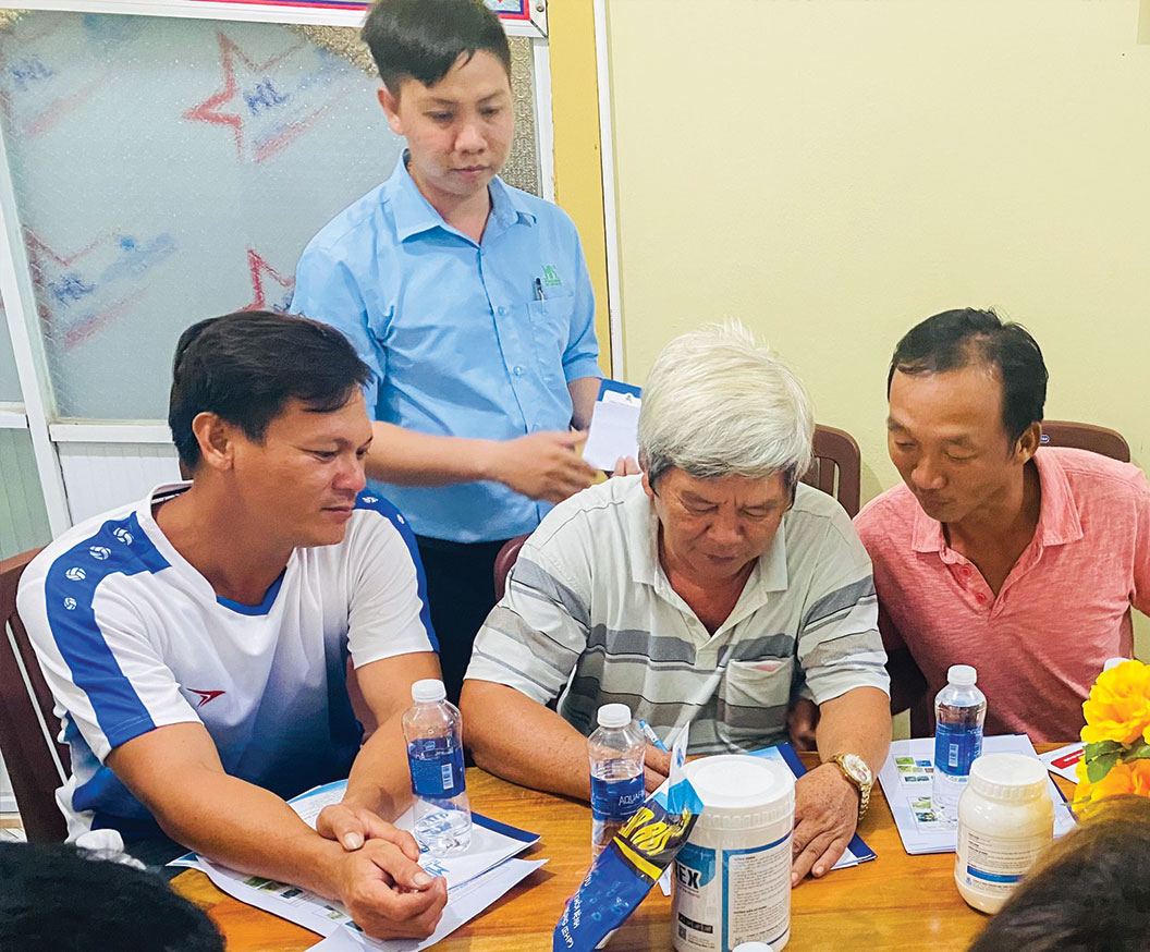 khách hàng Trà Vinh tham khảo sản phẩm mới SOREX