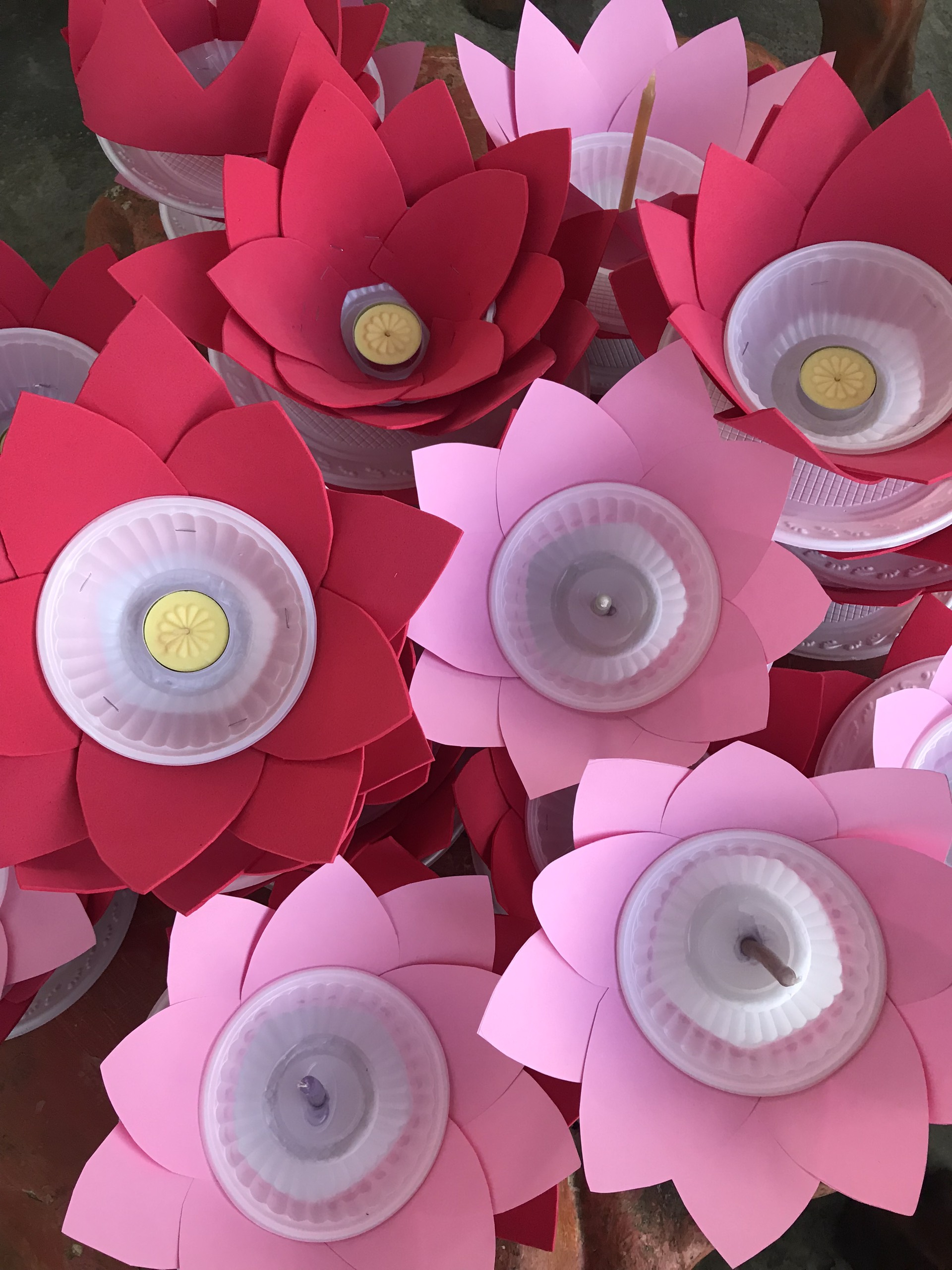 hoa đăng thả trong đêm trung thu