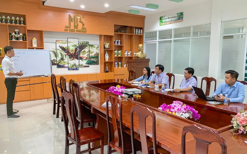 Nhân viên mới tham gia bài bài sát hạch kỹ thuật chuyên ngành nuôi tôm