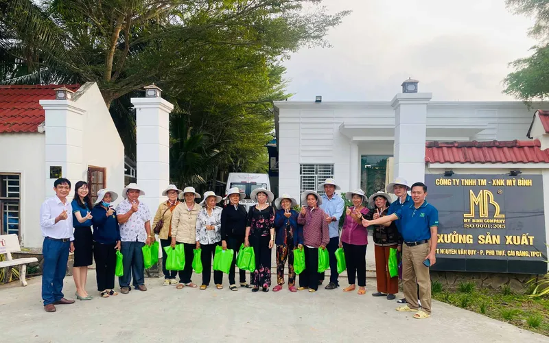 Đoàn khách hàng Bến Tre tham quan công ty Mỹ Bình