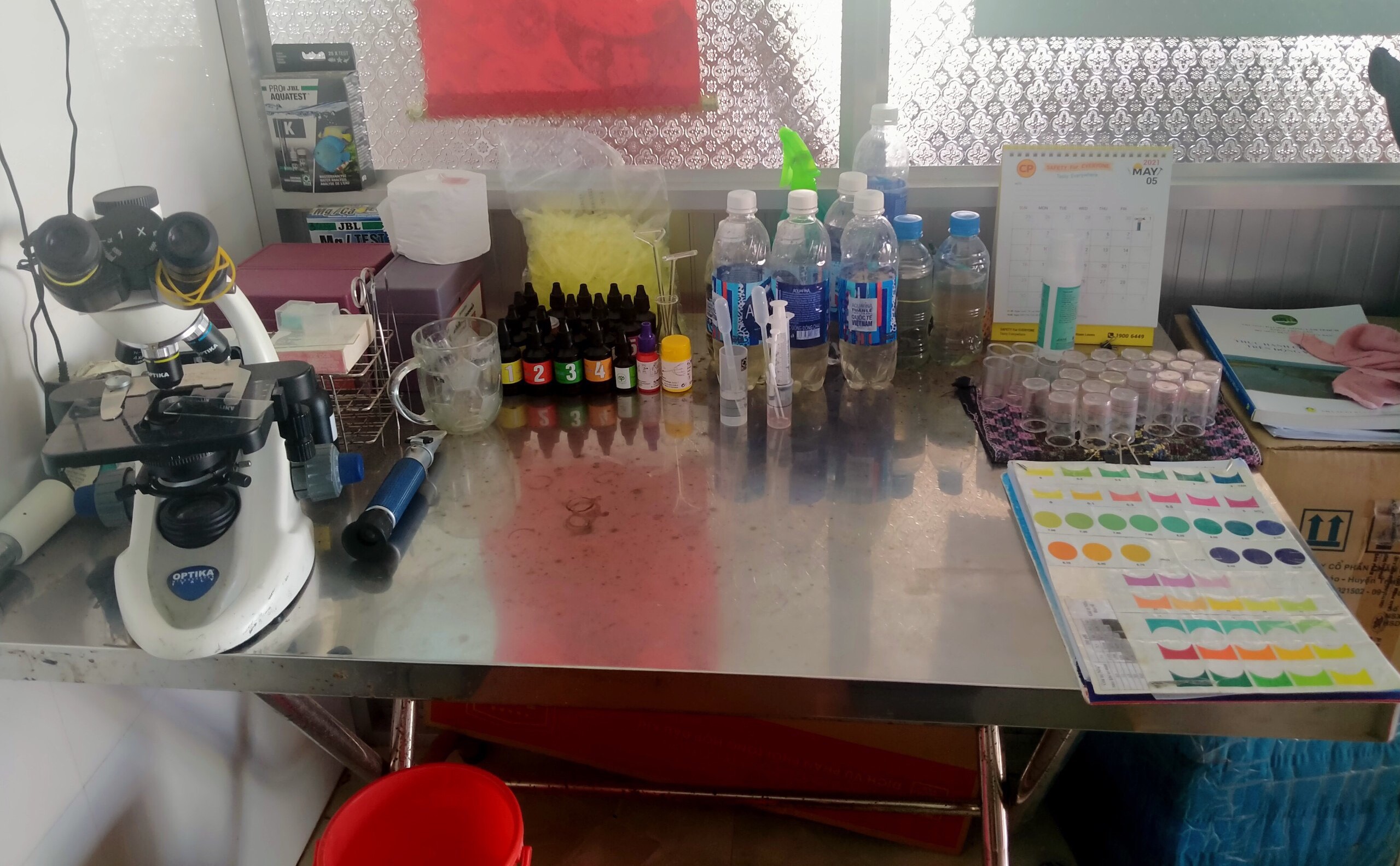 trang thiết bị của phòng xét nghiệm bệnh tôm