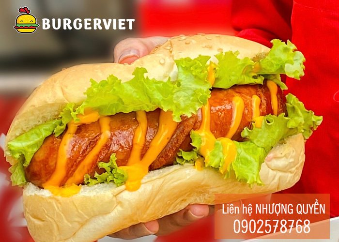 Xúc Xích Nóng Hổi Trong Bánh Mì Tươi Một Món Ăn Đường Phố Hoàn Hảo Xúc Xích Nóng Hổi Trong Bánh Mì Tươi Một Món Ăn Đường Phố Hoàn Hảo