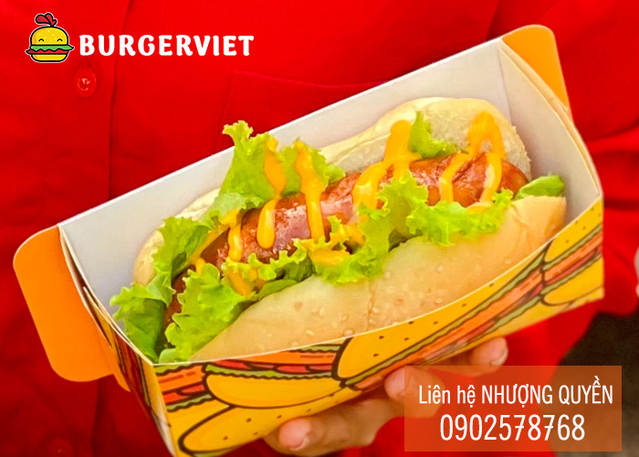 Xúc Xích Nóng Hổi Trong Bánh Mì Tươi Một Món Ăn Đường Phố Hoàn Hảo Xúc Xích Nóng Hổi Trong Bánh Mì Tươi Một Món Ăn Đường Phố Hoàn Hảo