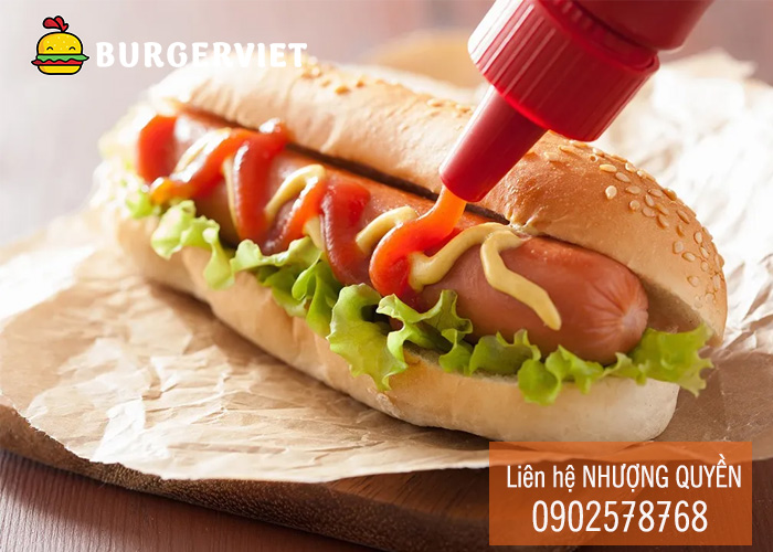 Xúc Xích Nóng Hổi Trong Bánh Mì Tươi Một Món Ăn Đường Phố Hoàn Hảo Xúc Xích Nóng Hổi Trong Bánh Mì Tươi Một Món Ăn Đường Phố Hoàn Hảo