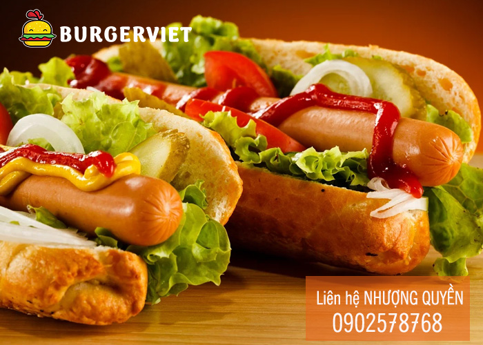 Xúc Xích Nóng Hổi Trong Bánh Mì Tươi Một Món Ăn Đường Phố Hoàn Hảo Xúc Xích Nóng Hổi Trong Bánh Mì Tươi Một Món Ăn Đường Phố Hoàn Hảo