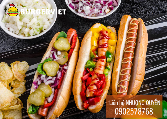 Xúc Xích Nóng Hổi Trong Bánh Mì Tươi Một Món Ăn Đường Phố Hoàn Hảo Xúc Xích Nóng Hổi Trong Bánh Mì Tươi Một Món Ăn Đường Phố Hoàn Hảo