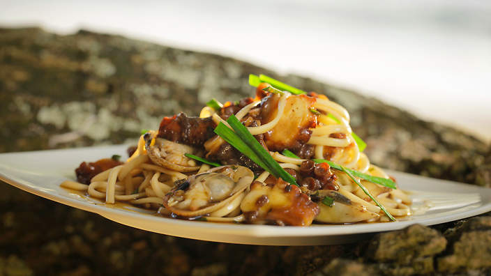 Instructions on how to make delicious udon noodles mixed with scallops and octopus