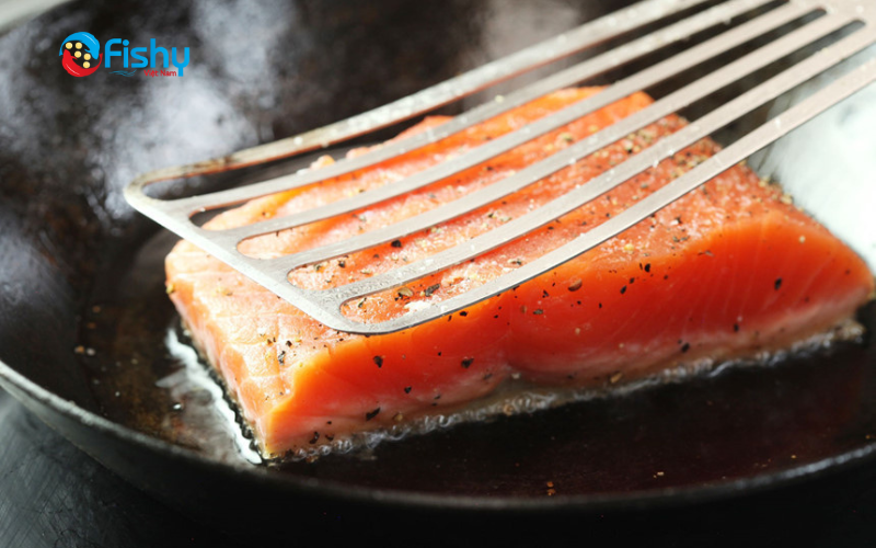 Sử dụng lửa vừa hoặc nhỏ để da giòn và luôn chiên phần da trước Sử dụng lửa vừa hoặc nhỏ để da giòn và luôn chiên phần da trước