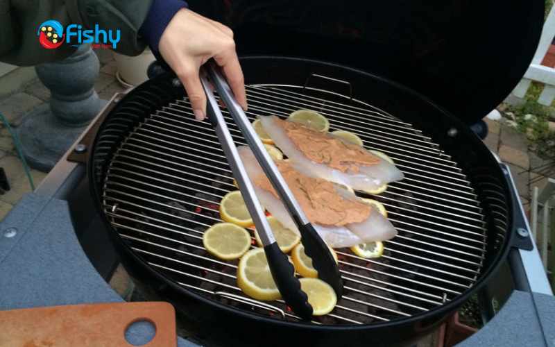 Sử dụng vài lát chanh để cá không bị dính Sử dụng vài lát chanh để cá không bị dính