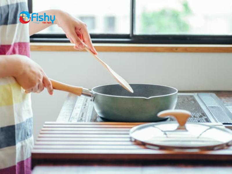 Cách hâm nóng lươn nướng bằng chảo rán Cách hâm nóng lươn nướng bằng chảo rán