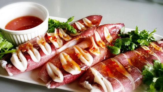 Mực ống nguyên con nướng mọi Mực ống nguyên con nướng mọi