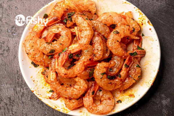 Cho tôm đỏ vào ướp với các gia vị Cho tôm đỏ vào ướp với các gia vị