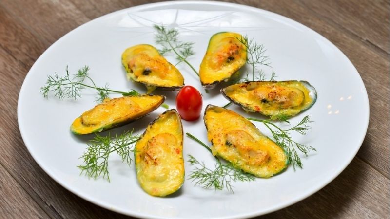 Grilled green mussels with cheese Grilled green mussels with cheese
