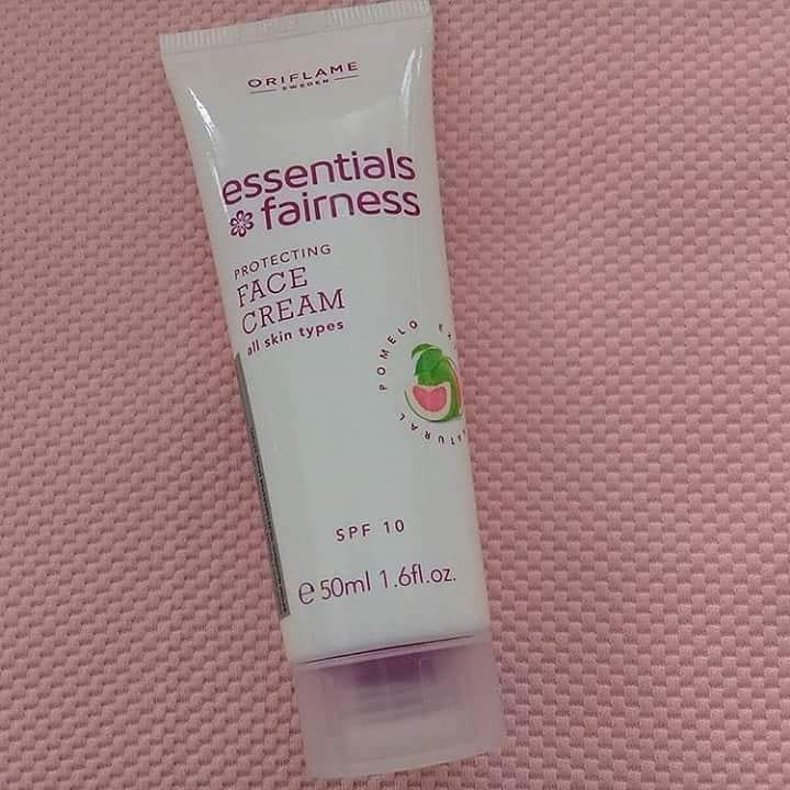 Kem dưỡng ẩm trắng da 32702 Essentials Oriflame  từ Thụy Điển Kem dưỡng ẩm trắng da 32702 Essentials Oriflame  từ Thụy Điển