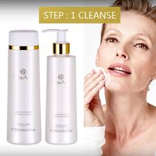 Làm sạch da với sữa rửa mặt và nước cân bằng Làm sạch da với sữa rửa mặt và nước cân bằng