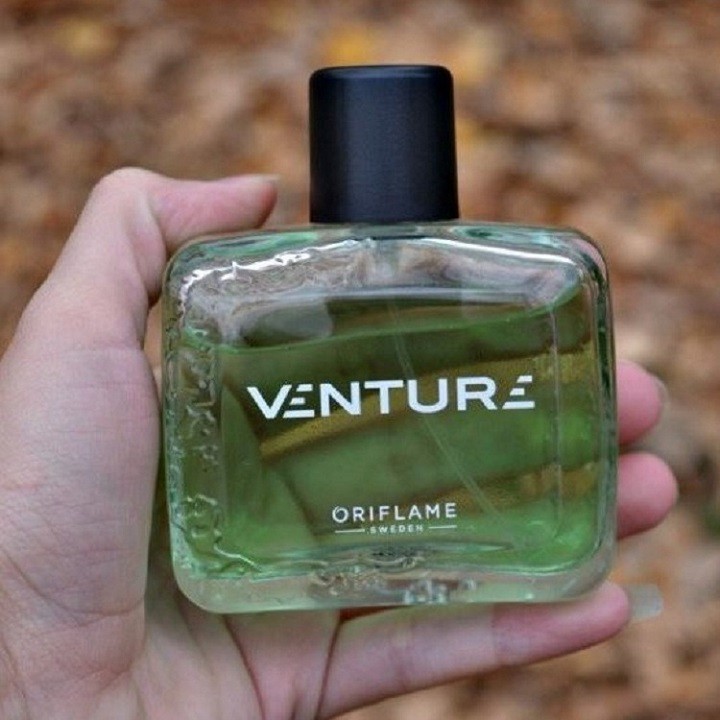 Nước hoa nam với mùi hương bạc hà, rễ cây đông hầu và gỗ tuyết tùng nam tính Nước hoa nam với mùi hương bạc hà, rễ cây đông hầu và gỗ tuyết tùng nam tính