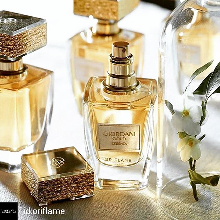 Nước hoa nữ Oriflame 31816 Giordani Gold Essenza Parfum hương thơm sang trọng chiết xuất hoa cam Ý Essenza, cam Bergamot và hương gỗ Tuscan Nước hoa nữ Oriflame 31816 Giordani Gold Essenza Parfum hương thơm sang trọng chiết xuất hoa cam Ý Essenza, cam Bergamot và hương gỗ Tuscan