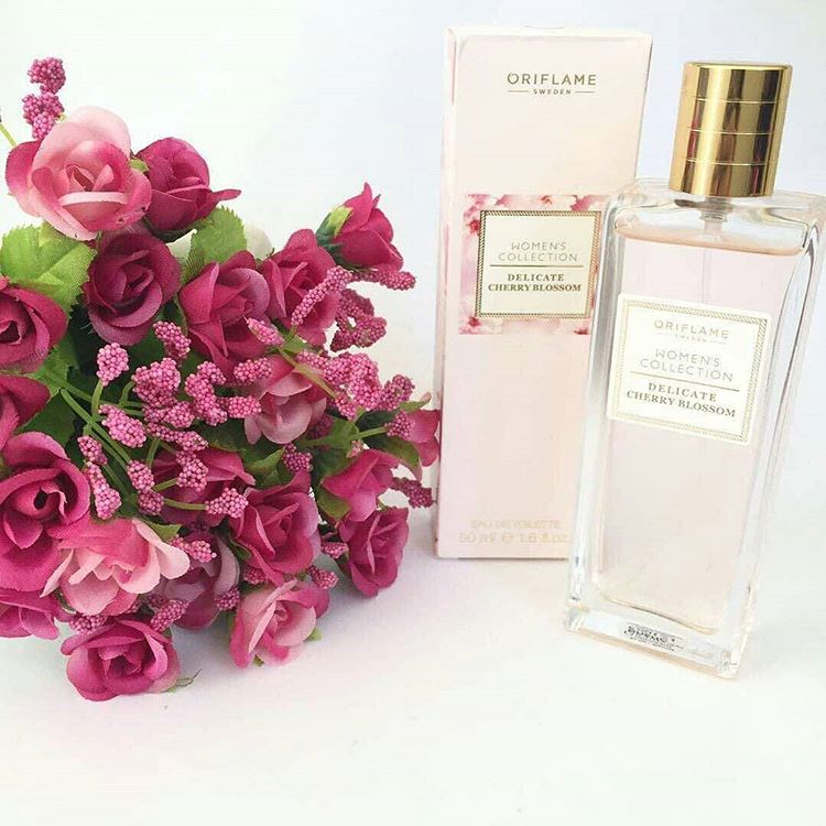 Nước hoa nữ hương gỗ tuyết tùng, hoa anh đào và hạnh nhân Nước hoa nữ hương gỗ tuyết tùng, hoa anh đào và hạnh nhân