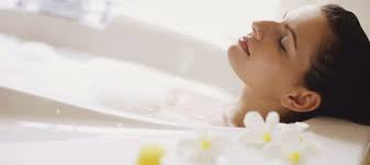 Sử dụng nước hoa ngâm bồn Sử dụng nước hoa ngâm bồn